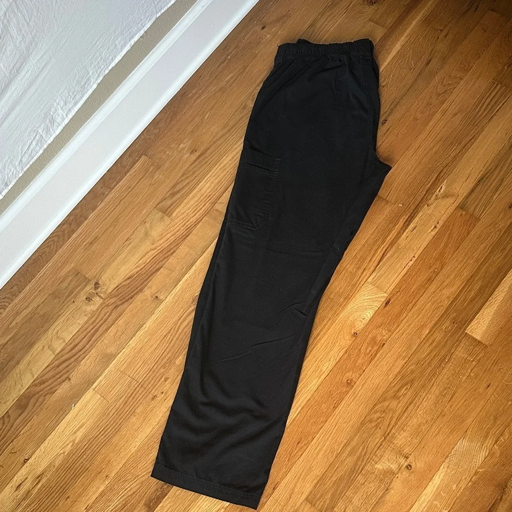 Women’s Black Cargo Srubs